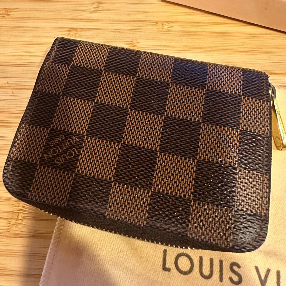 Authentic Louis Vuitton  zippy coin purse
